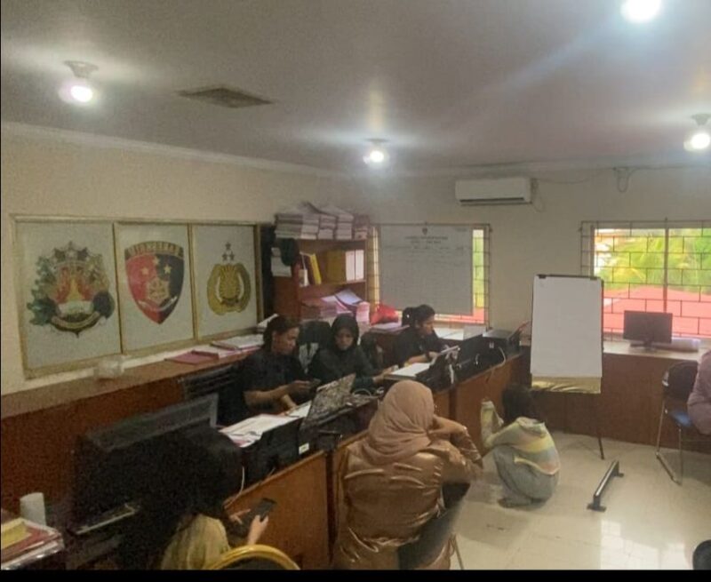 Remaja diduga pelaku penganiayaan terhadap remaja yang videonya viral saat diperiksa polisi di Kantor Polsek Lubuk Baja, Jumat (1/3/2024). Matapedia6.com/ Luci