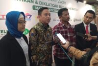 Ketua terpilih HIPMI Batam, Yasir Afdillah memberikan komentar kepada awak media didampingi ketua DPD HPMPI Kepri, Sari Mulyawaty dan wali Kota Batam Muhammad Rudi, Sabtu (2/3/2024). Matapedia6.com/ Luci