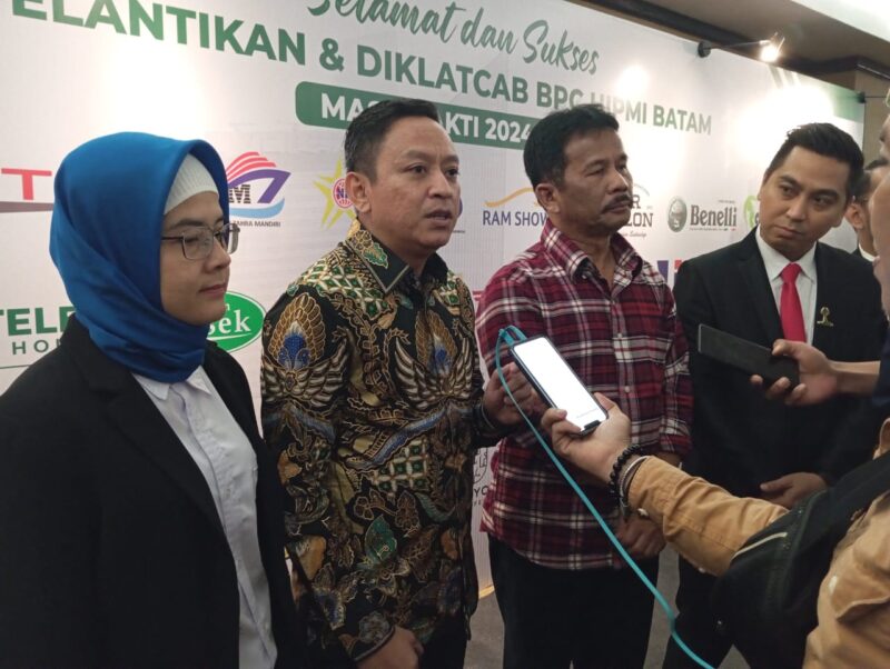 Ketua terpilih HIPMI Batam, Yasir Afdillah memberikan komentar kepada awak media didampingi ketua DPD HPMPI Kepri, Sari Mulyawaty dan wali Kota Batam Muhammad Rudi, Sabtu (2/3/2024). Matapedia6.com/ Luci