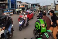 Kemacetan di persimpangan Bengkong Harapan, tidak ada lampu traffic light, Minggu (3/3/2024). Foto:Dhea/matapedia6