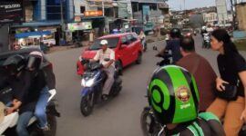 Kemacetan di persimpangan Bengkong Harapan, tidak ada lampu traffic light, Minggu (3/3/2024). Foto:Dhea/matapedia6