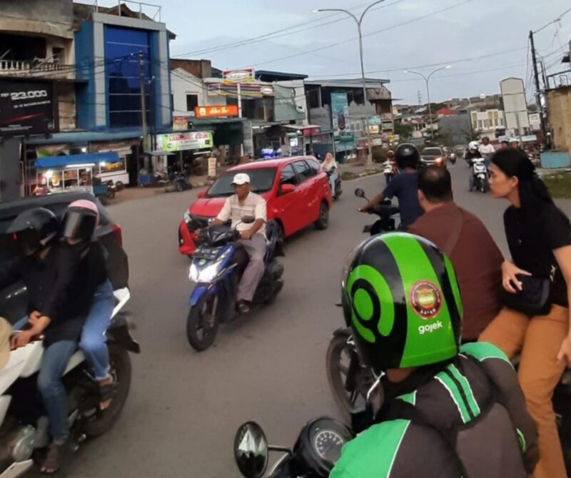 Kemacetan di persimpangan Bengkong Harapan, tidak ada lampu traffic light, Minggu (3/3/2024). Foto:Dhea/matapedia6