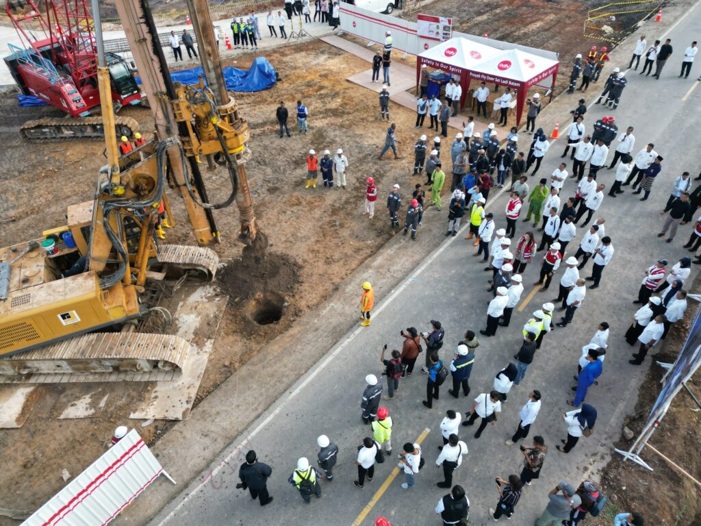 Pengeboran awal tiang jembatan layan Sei Ladi
