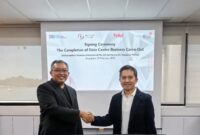 CEO NeutraDC Singapore, Sendang Praptomo (kiri) bersama CEO Telin Singapore, Indarto (kanan), saat melakukan seremoni penyelesaian proses konsolidasi bisnis data center yang sebelumnya dikelola oleh Telin di Singapura, beberapa waktu lalu (dok: foto istimewa).
