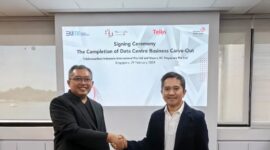 CEO NeutraDC Singapore, Sendang Praptomo (kiri) bersama CEO Telin Singapore, Indarto (kanan), saat melakukan seremoni penyelesaian proses konsolidasi bisnis data center yang sebelumnya dikelola oleh Telin di Singapura, beberapa waktu lalu (dok: foto istimewa).
