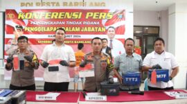 Kapolresta Barelang saat ekspos kasus pencurian uang omset Indomaret yang dilakukan oleh supir perusahaan. Pelaku ditangkap di Sumatera Utara, Kamis (29/2/2024).Matapedia6.com/ Dok Polres