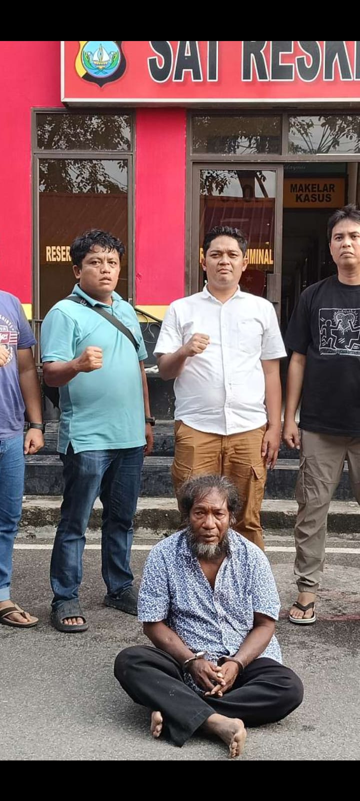 Pelaku pembunuhan Pdt.Jimmy Hutasoit, saat berada di Polresta Barelang. Matapedia6.com/ Istimewa