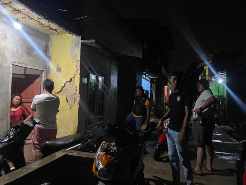 Tersangka NF (44) pelaku pencabulan saat diamankan jajaran unit Reskrim Polsek Sei Beduk dikediamannya. Matapedia6.com/Dok Polsek