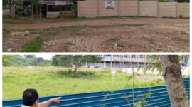 Anggota DPRD Batam, Arlon Veristo saat melihat tembok beton yang dibangun di atas buffer zone di pinggir jalan Diponegoro Sei Temiang Kota Batam oleh penerima alokasi lahan dari BP Batam, Jumat (8/3/2024).Matapedia6.com/Rega