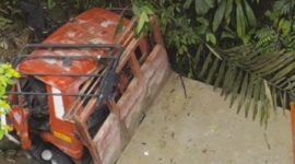 Truk BA 8952 AJ jatuh ke jurang sedalam 12 meter di kawasan Jalan Raya Padang - Solok Kelok Jariang, Kelurahan Indarung, Kecamatan Lubuk Kilangan, Kota Padang, Jumat (8/3/2024).Matapedia6.com/ Screenshot Ig Info Sitinjau Lauik