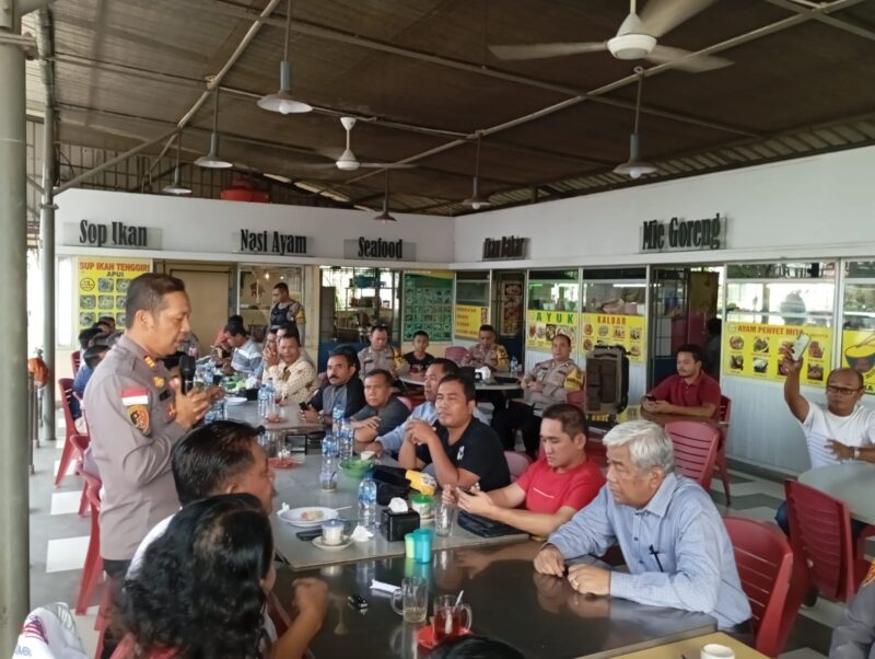 Kapolsek Batuaji AKP Benny Syahrizal bersama Anggota DPRD Batam Tumbur Hutasoit gelar silaturahmi ajak pendeta di Batuaji jaga Toleransi dan pererat silaturahmi selama bulan ramadan, Senin (11/3/2024) Matapedia6.com/ Luci