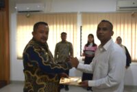 Karutan Batam memberikan remisi Nyepi ke satu orang warga binaan, Senin (11/3/2024). Foto:Dok/humas Rutan Batam