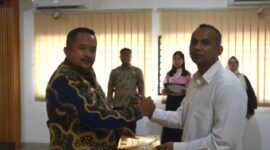 Karutan Batam memberikan remisi Nyepi ke satu orang warga binaan, Senin (11/3/2024). Foto:Dok/humas Rutan Batam