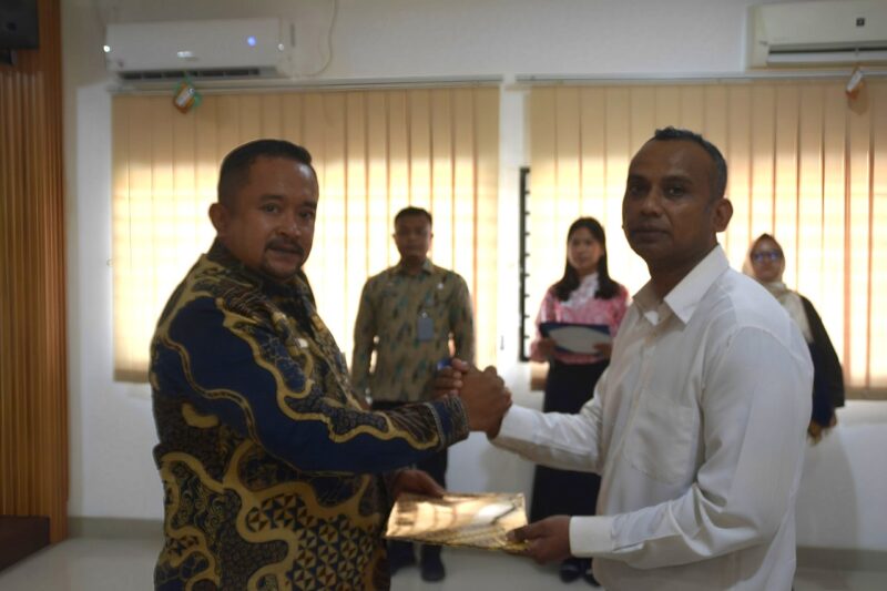 Karutan Batam memberikan remisi Nyepi ke satu orang warga binaan, Senin (11/3/2024). Foto:Dok/humas Rutan Batam