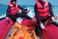 Korban Rizki (15) anak yang sebelumnya tenggelam diperairan Tanjunguncang, Batuaji Kota Batam ditemukan mengapung di perairan pulau lima berjarak 1,4 Mill dari lokasi kejadian, Rabu (13/3/2024). Matapedia6.com/ Dok Polsek Batuaji