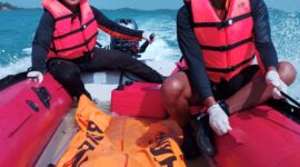 Korban Rizki (15) anak yang sebelumnya tenggelam diperairan Tanjunguncang, Batuaji Kota Batam ditemukan mengapung di perairan pulau lima berjarak 1,4 Mill dari lokasi kejadian, Rabu (13/3/2024). Matapedia6.com/ Dok Polsek Batuaji