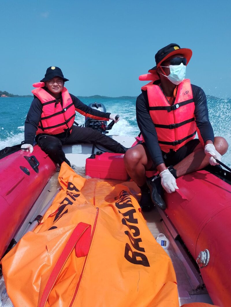 Korban Rizki (15) anak yang sebelumnya tenggelam diperairan Tanjunguncang, Batuaji Kota Batam ditemukan mengapung di perairan pulau lima berjarak 1,4 Mill dari lokasi kejadian, Rabu (13/3/2024). Matapedia6.com/ Dok Polsek Batuaji