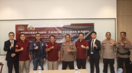 Kapolresta Barelang foto bersama dengan kedutaan besar Jepang usai pemberian penghargaan di Ruang Rapat Studio I Hotel Fairfield by Marriot Bandara Soekarno Hatta, Tangerang. Selasa (12/3/2024). Matapedia6.com/ Dok Polresta Barelang