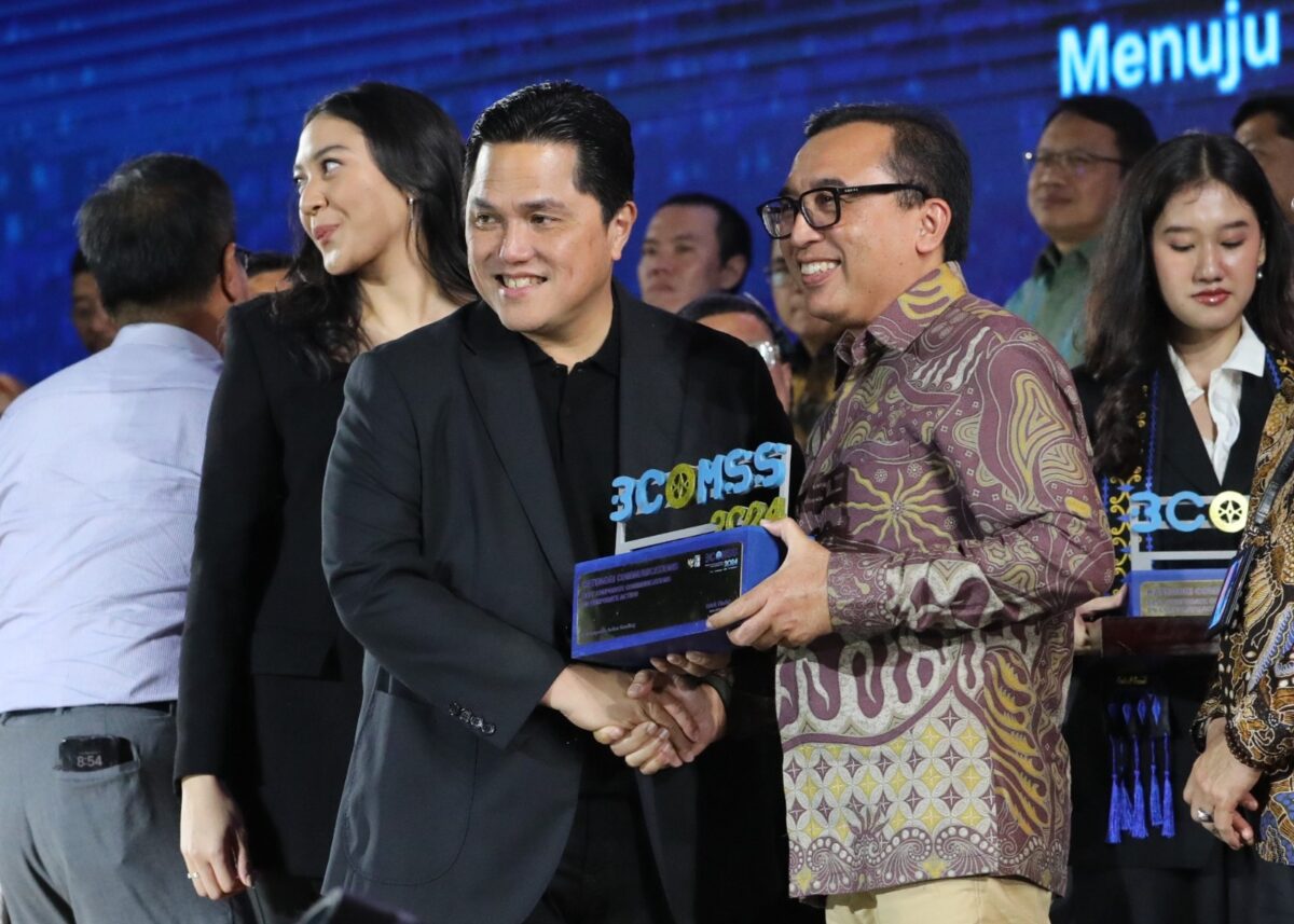 VP Corporate Communication Telkom Andri Herawan Sasoko menerima penghargaan BCOMSS 2024 yang diserahkan langsung oleh Menteri BUMN Erick Thohir di Jakarta beberapa waktu lalu. Foto:Telkom
