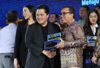 VP Corporate Communication Telkom Andri Herawan Sasoko menerima penghargaan BCOMSS 2024 yang diserahkan langsung oleh Menteri BUMN Erick Thohir di Jakarta beberapa waktu lalu. Foto:Telkom