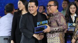 VP Corporate Communication Telkom Andri Herawan Sasoko menerima penghargaan BCOMSS 2024 yang diserahkan langsung oleh Menteri BUMN Erick Thohir di Jakarta beberapa waktu lalu. Foto:Telkom