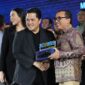 VP Corporate Communication Telkom Andri Herawan Sasoko menerima penghargaan BCOMSS 2024 yang diserahkan langsung oleh Menteri BUMN Erick Thohir di Jakarta beberapa waktu lalu. Foto:Telkom