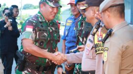 Danrem 033/Wira Pratama Brigadir Jenderal TNI Franky Jan Hardy Watuseke didampingi Karo Ops Polda Kepri Kombes Pol Ulami Sudjaja, Apel Pasukan di Hanggar Lanudal Tanjungpinang. Rabu (13/2/2024). Matapedia6.com/Dok Humas Polda