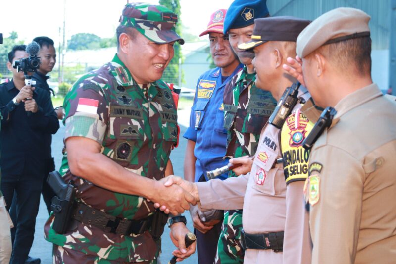Danrem 033/Wira Pratama Brigadir Jenderal TNI Franky Jan Hardy Watuseke didampingi Karo Ops Polda Kepri Kombes Pol Ulami Sudjaja, Apel Pasukan di Hanggar Lanudal Tanjungpinang. Rabu (13/2/2024). Matapedia6.com/Dok Humas Polda