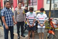 Direskrimum Polda Kepri Kombes Pol Adip Rojikan di dampingi Kabid Humas Polda Kepri Kombes Pol Zahwani Pandra Arsyad menggiring kedua tersangka melihat barang bukti, Kamis (14/3/2024). Matapedia6.com/ Luci