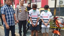 Direskrimum Polda Kepri Kombes Pol Adip Rojikan di dampingi Kabid Humas Polda Kepri Kombes Pol Zahwani Pandra Arsyad menggiring kedua tersangka melihat barang bukti, Kamis (14/3/2024). Matapedia6.com/ Luci