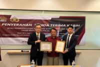 Kepala imigrasi Batam memperoleh penghargaan dari Dubes Jepang. Foto:Istimewa