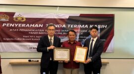 Kepala imigrasi Batam memperoleh penghargaan dari Dubes Jepang. Foto:Istimewa