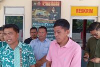 Warga dan pelapor mendatangi Polsek Sagulung pada Kamis (14/3/2024). Foto:Zal/matapedia6