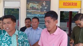 Warga dan pelapor mendatangi Polsek Sagulung pada Kamis (14/3/2024). Foto:Zal/matapedia6