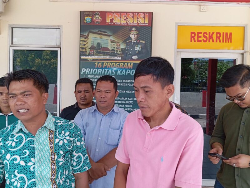 Warga dan pelapor mendatangi Polsek Sagulung pada Kamis (14/3/2024). Foto:Zal/matapedia6