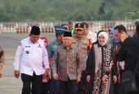 Gubernur Provinsi Kepri Ansar Ahmad, Kapolda Kepri Irjen Pol Yan Fitri Halimansyah, Pangkogabwilhan I Laksamana Madya TNI Erwin S.Aldedharma, Danrem 033/WP Brigjen TNI Jimmy Watuseke, Kasdam I Bukit Barisan Brigjen TNI Refrizal, Danlanudal Tanjungpinang Kolonel Triwibowo dan Forkopimda Provinsi Kepri sambut kedatangan wakil presiden RI di Bandara Internasional Raja Haji Fisabilillah Kota Tanjungpinang Kepri. Matapedia6.com/ Dok Humas Polda