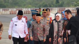 Gubernur Provinsi Kepri Ansar Ahmad, Kapolda Kepri Irjen Pol Yan Fitri Halimansyah, Pangkogabwilhan I Laksamana Madya TNI Erwin S.Aldedharma, Danrem 033/WP Brigjen TNI Jimmy Watuseke, Kasdam I Bukit Barisan Brigjen TNI Refrizal, Danlanudal Tanjungpinang Kolonel Triwibowo dan Forkopimda Provinsi Kepri sambut kedatangan wakil presiden RI di Bandara Internasional Raja Haji Fisabilillah Kota Tanjungpinang Kepri. Matapedia6.com/ Dok Humas Polda
