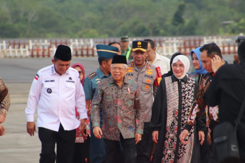 Gubernur Provinsi Kepri Ansar Ahmad, Kapolda Kepri Irjen Pol Yan Fitri Halimansyah, Pangkogabwilhan I Laksamana Madya TNI Erwin S.Aldedharma, Danrem 033/WP Brigjen TNI Jimmy Watuseke, Kasdam I Bukit Barisan Brigjen TNI Refrizal, Danlanudal Tanjungpinang Kolonel Triwibowo dan Forkopimda Provinsi Kepri sambut kedatangan wakil presiden RI di Bandara Internasional Raja Haji Fisabilillah Kota Tanjungpinang Kepri. Matapedia6.com/ Dok Humas Polda