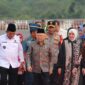 Gubernur Provinsi Kepri Ansar Ahmad, Kapolda Kepri Irjen Pol Yan Fitri Halimansyah, Pangkogabwilhan I Laksamana Madya TNI Erwin S.Aldedharma, Danrem 033/WP Brigjen TNI Jimmy Watuseke, Kasdam I Bukit Barisan Brigjen TNI Refrizal, Danlanudal Tanjungpinang Kolonel Triwibowo dan Forkopimda Provinsi Kepri sambut kedatangan wakil presiden RI di Bandara Internasional Raja Haji Fisabilillah Kota Tanjungpinang Kepri. Matapedia6.com/ Dok Humas Polda