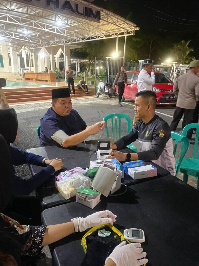 Warga saat memeriksakan kesehatan dan dilayani oleh Tim medis dari Bidang Kedokteran dan Kesehatan (Biddokkes) Polda Kepulauan Riau (Kepri). Matapedia6.com/Dok Humas Polda