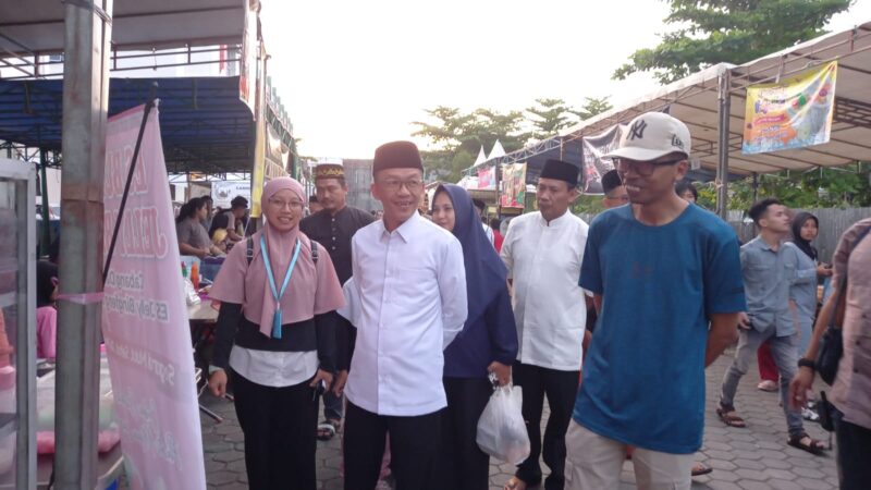 Penjabat (Pj) Walikota Tanjungpinang saat mengunjungi bazar ramadan di beberapa tempat di Tanjungpinang, Sabtu (16/3/2024). Matapedia6.com/ Dok Diskominfo Tanjungpinang