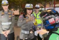 Anggota Satlantas Polresta Barelang bagikan nasi kotak ke tukang ojek. Foto:Dok/Satlantas Polresta Barelang