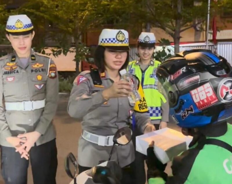 Anggota Satlantas Polresta Barelang bagikan nasi kotak ke tukang ojek. Foto:Dok/Satlantas Polresta Barelang