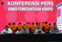 Para Tersangka mengunakan rompi tahanan KPK berwarna oranya dihadirkan dalam jumpa pers. Foto:Screenshot YouTube KPK RI