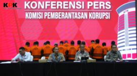 Para Tersangka mengunakan rompi tahanan KPK berwarna oranya dihadirkan dalam jumpa pers. Foto:Screenshot YouTube KPK RI