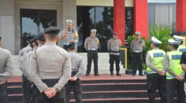 Dirlantas Polda Kepri Kombes Pol Tri Yulianto saat memberikan arahan kepada anggota Ditlantas Polda Kepri, Minggu (17/3/2024). Matapedia6.com/ Dok Humas Polda