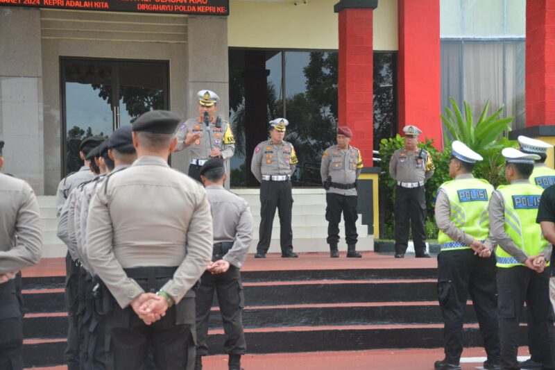 Dirlantas Polda Kepri Kombes Pol Tri Yulianto saat memberikan arahan kepada anggota Ditlantas Polda Kepri, Minggu (17/3/2024). Matapedia6.com/ Dok Humas Polda