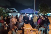 Anggota DPRD Batam Arlon Veristo bersama dengan orang tua murid, Senin (18/3/2024). Foto:Zal/matapedia6