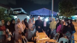 Anggota DPRD Batam Arlon Veristo bersama dengan orang tua murid, Senin (18/3/2024). Foto:Zal/matapedia6