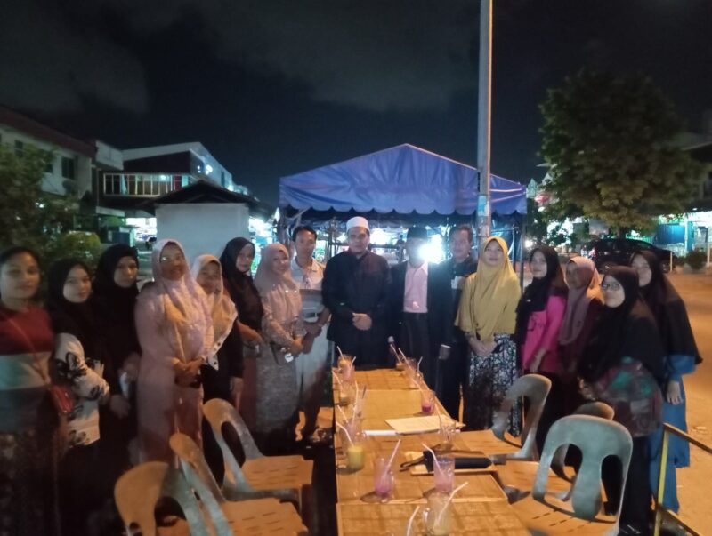 Anggota DPRD Batam Arlon Veristo bersama dengan orang tua murid, Senin (18/3/2024). Foto:Zal/matapedia6